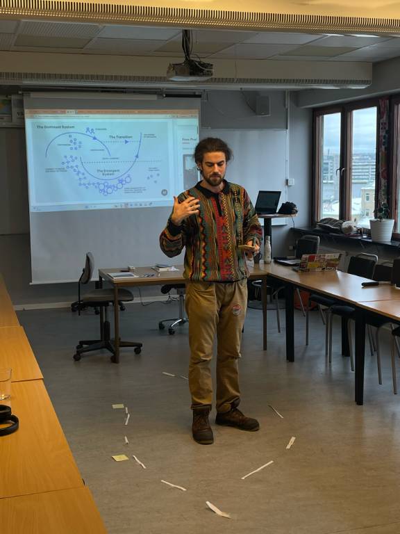 Jag presenterar two loop modellen på arbetarrörelsens folkhögskola i Göteborg