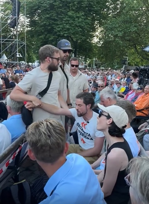 Jag blir bortsläpad av civilpoliser efter att ha stört Magdalena Anderssons tal