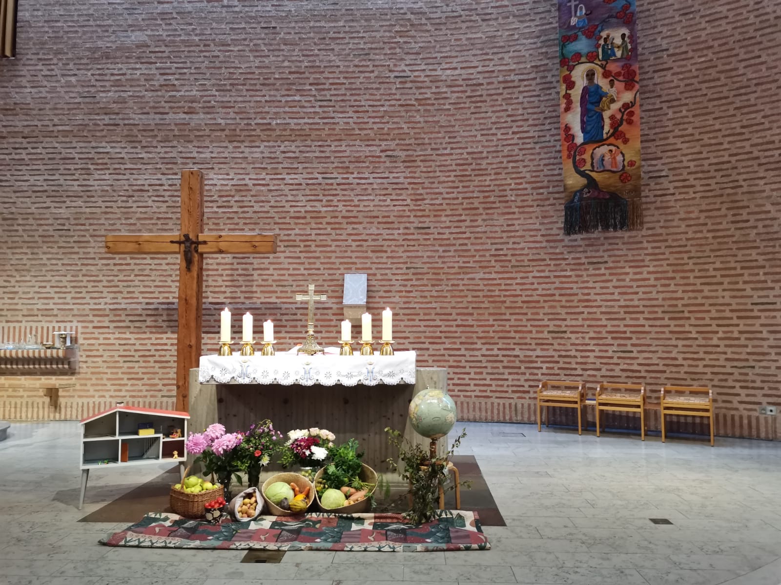 Nasza dekoracja ołtarza podczas „Dożynek” w parafii św. Eugenii