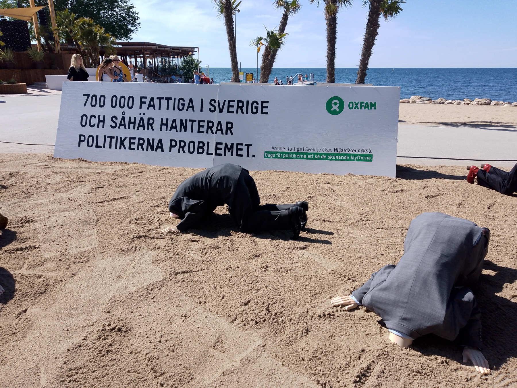 OXFAM installation om att politikerna gömmer huvudet i sanden för ojämlikheten