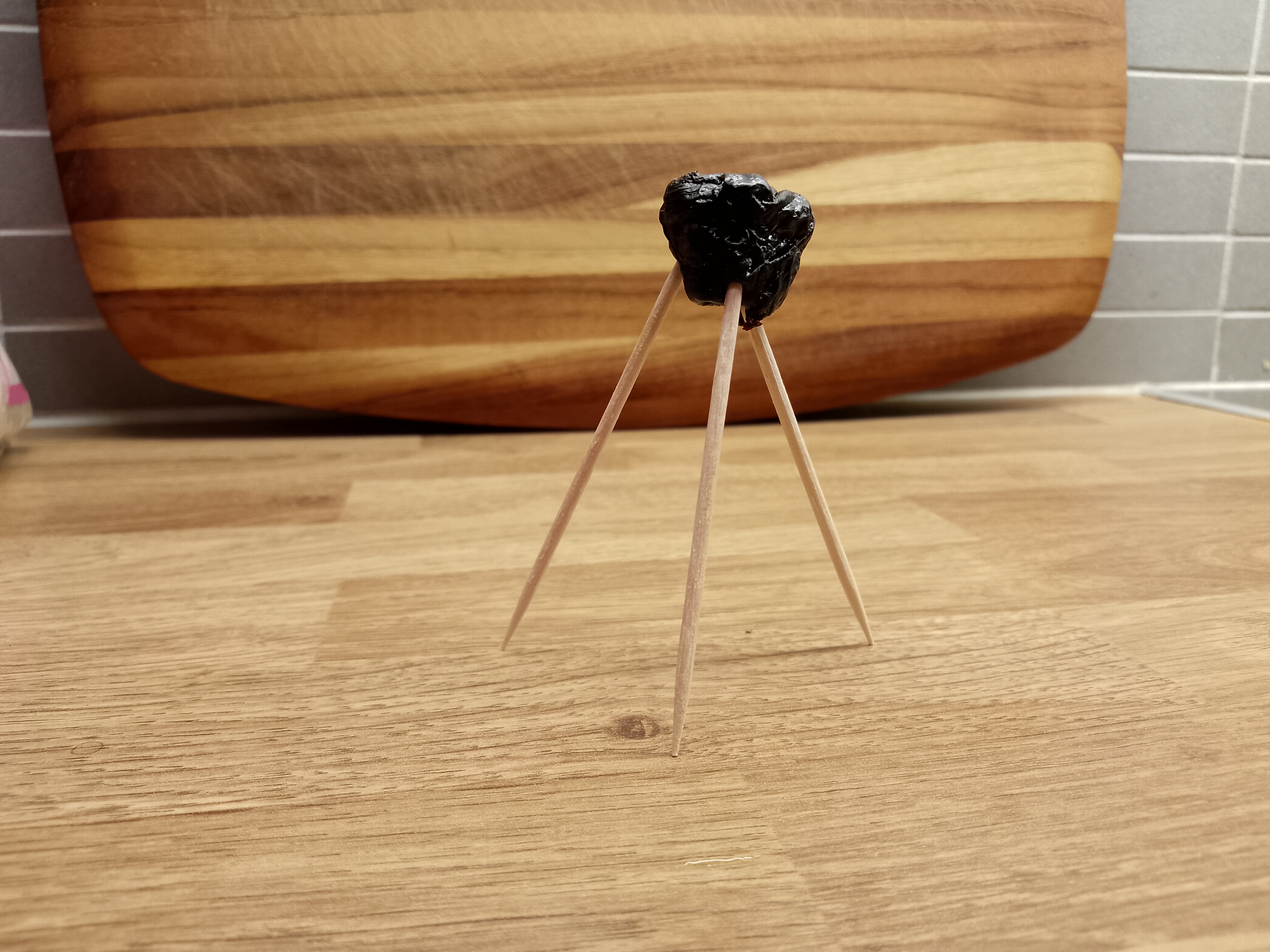 Suszona śliwka podparta trzema wykałaczkami